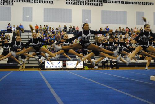 HHS’s cheerleaders bond during competition season – HHS Media