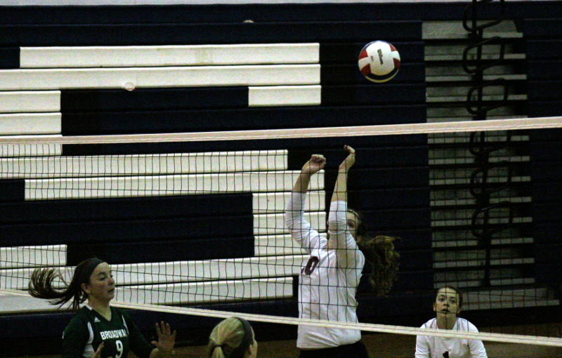 Streaks go for the ball.