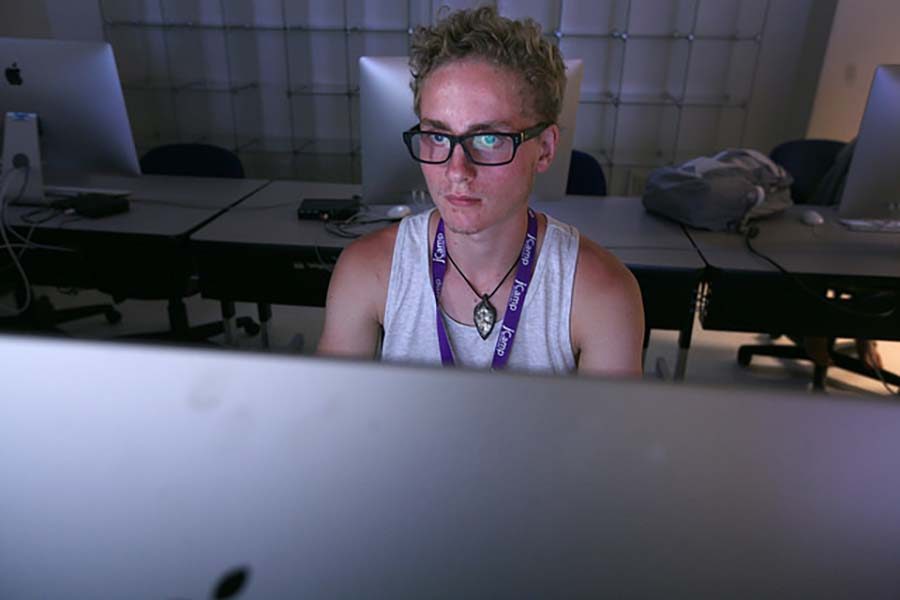 Junior Garrett Cash creates infographic in the online session at JMU jCamp.