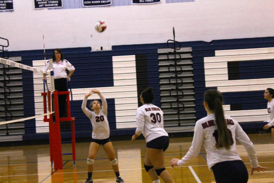 Sophomore Sarah Hartman sets the ball for a spike by the Streaks