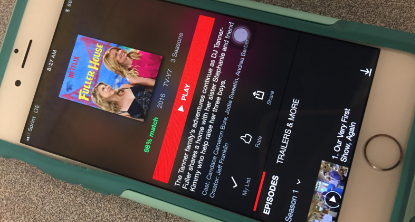 Fuller House plays on Netflix on a phone.