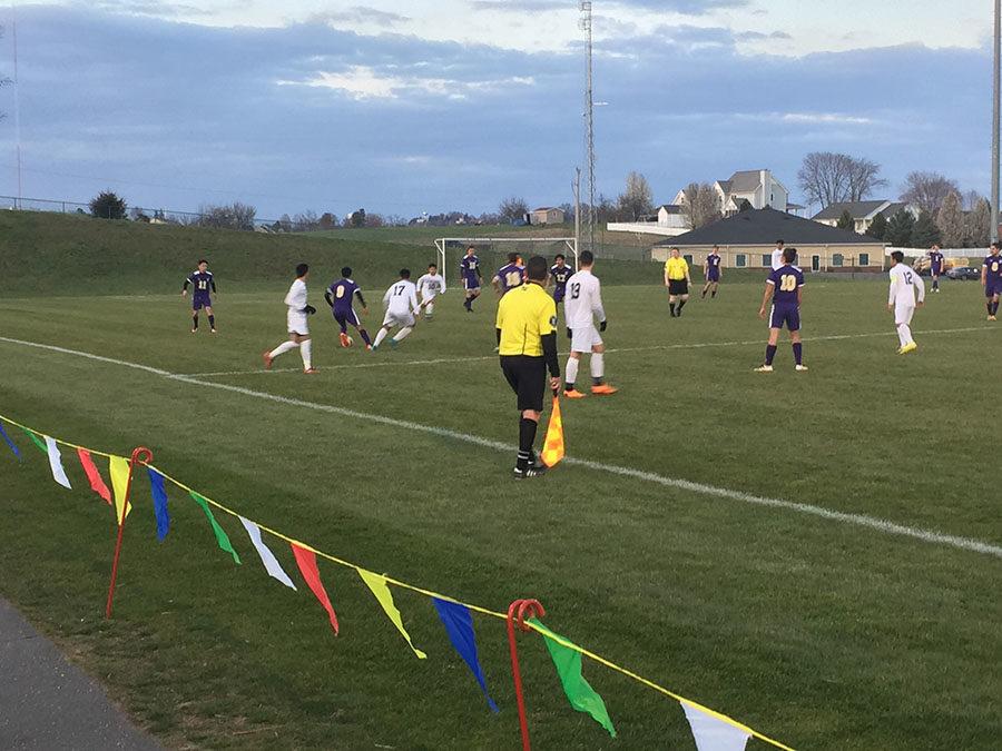 The referee watches the game. 