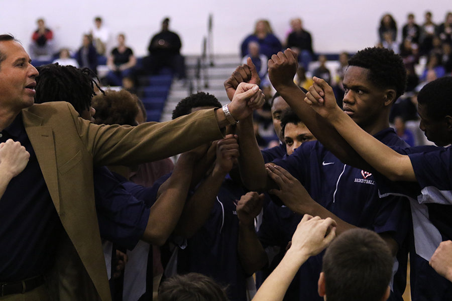 The+Streaks+huddle+during+a+timeout+as+head+coach+Don+Burgess+speaks.++