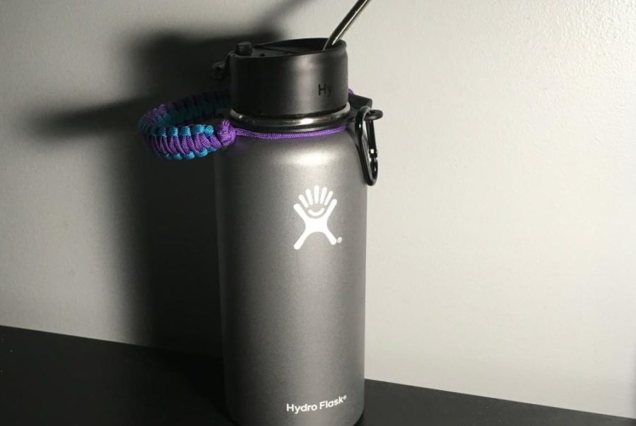 Knupp+personalized+her+Hydroflask+with+a+paracord+handle+and+metal+straw.