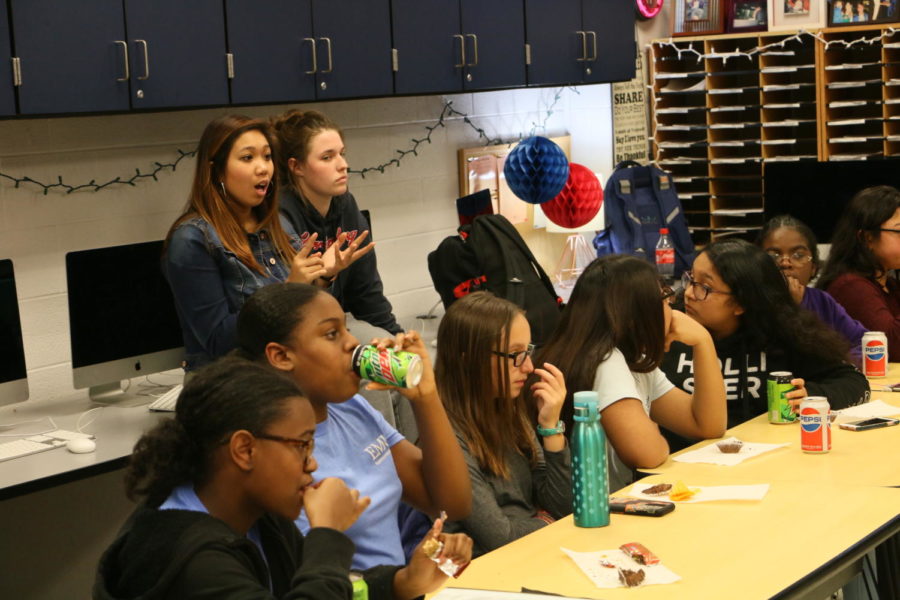 Senior Nyah Phengsitthy leads the first middle school journalism workshop. Those who attend the workshop from Thomas Harrison and Skyline Middle School have the opportunity to learn about the different strands of journalism at the high school level.  