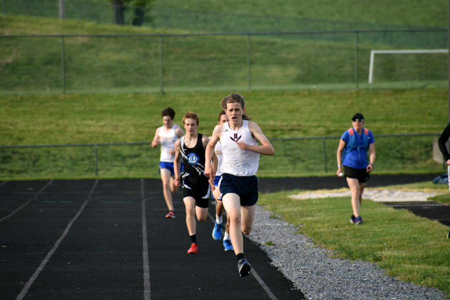 Freshman Calvin Hulleman leads the pack during the finish of the Boys 1600m run. Hulleman finished with a time of 4:55.3. 