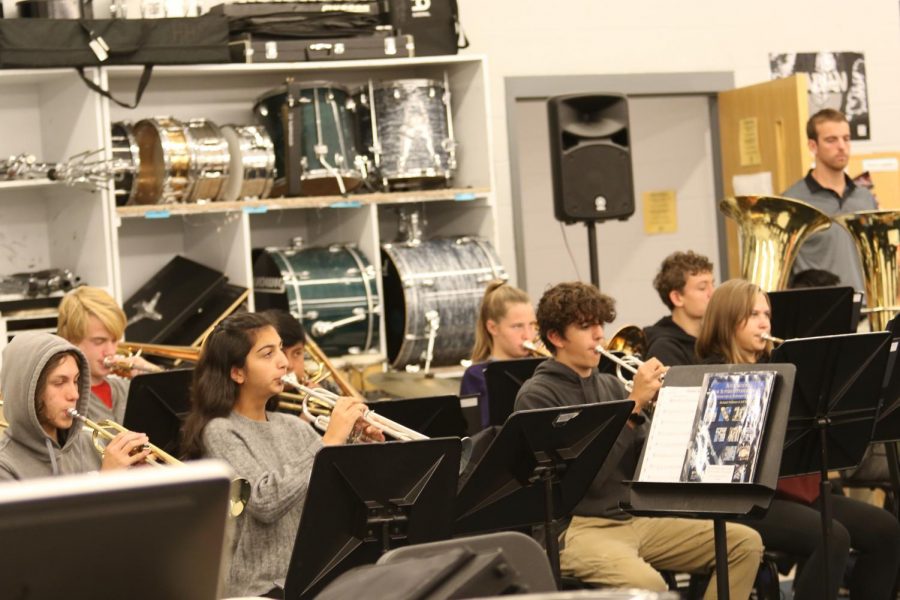 Band students play the trumpet.