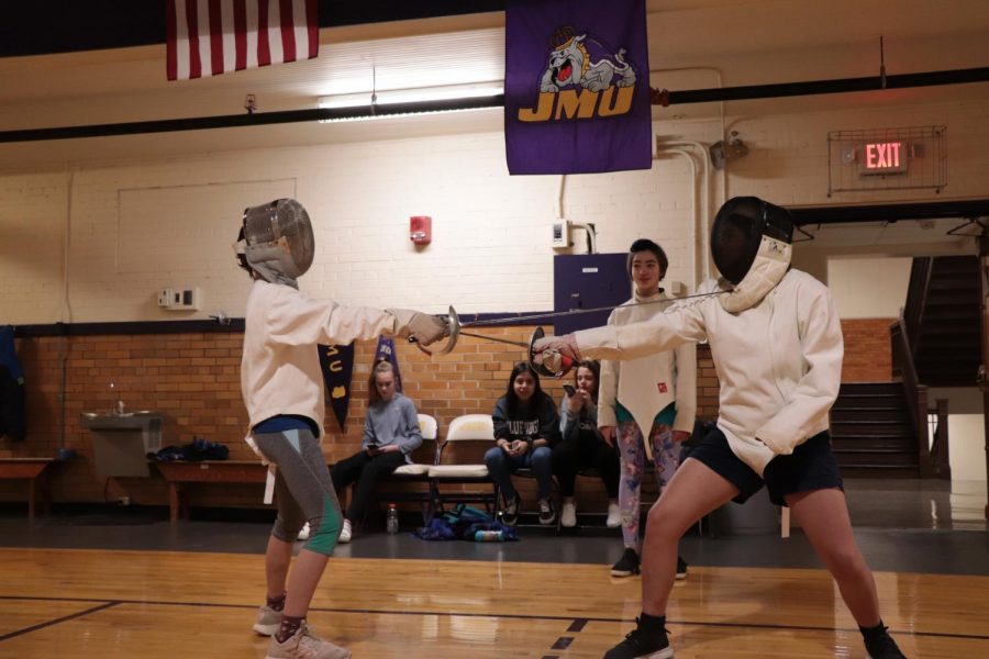 Fencing class practices technique. 