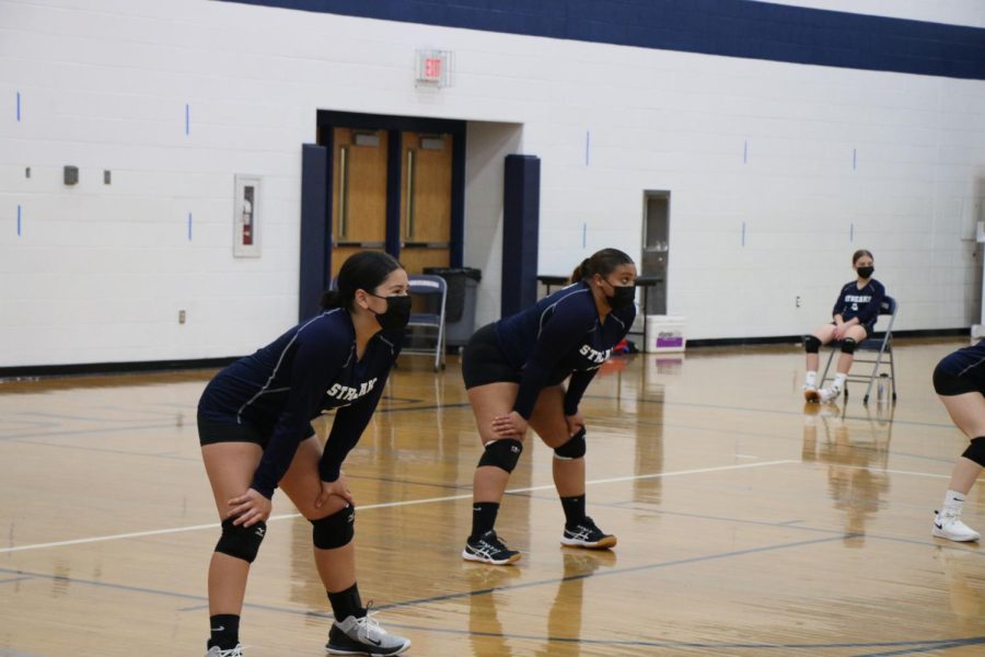 Sophomores Thaneisha Cedeno (left)
and Ari Knight (right)get into starting positions.