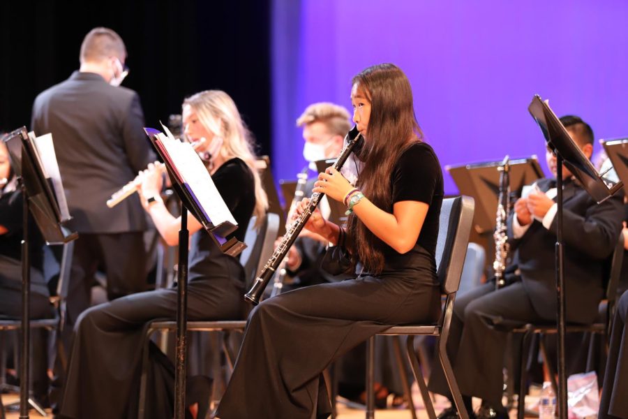 Sophomore Cindy Liu plays the oboe in the Fall Band Concert held on September 30.
