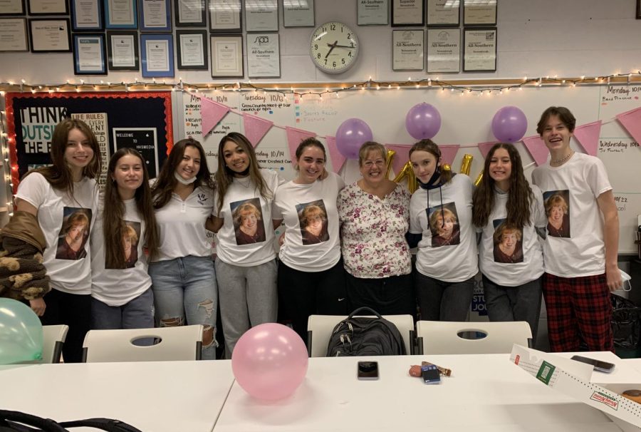 The+HHS+Media+editorial+staff+holds+a+celebration+for+Valerie+Kibler.+From+the+left%2C+the+editorial+staff+includes+juniors+Jolie+Sallah%2C+Kasey+Thompson%2C+seniors+Lucia+Gabel%2C+Rachel+Phensitthy%2C+Maya+Waid%2C+Valerie+Kibler%2C+juniors+Lily+Fleming%2C+Riley+Thompson+and+Silas+Spears.+