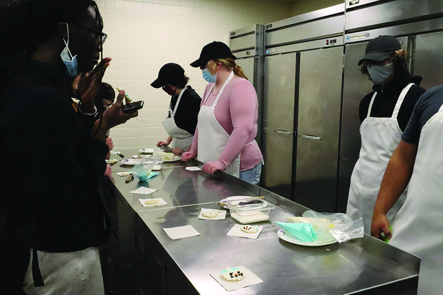 Students from MTC's cooking class let HHS students decorate and eat cookies. 
