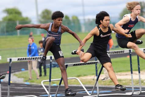Outdoor track competes at regionals