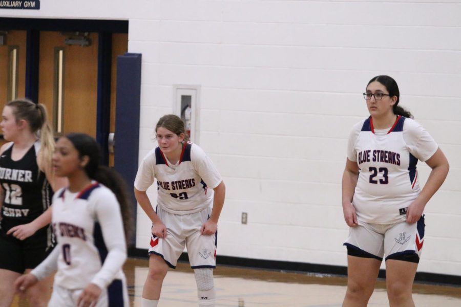 Freshman Hayajneh Jana and Sophomore Rupe Lily stand in defence.