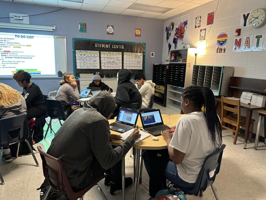 Seniors Jayla Walker and Cadren Whitelow collaborating with their notes and helping each other as classmates. 