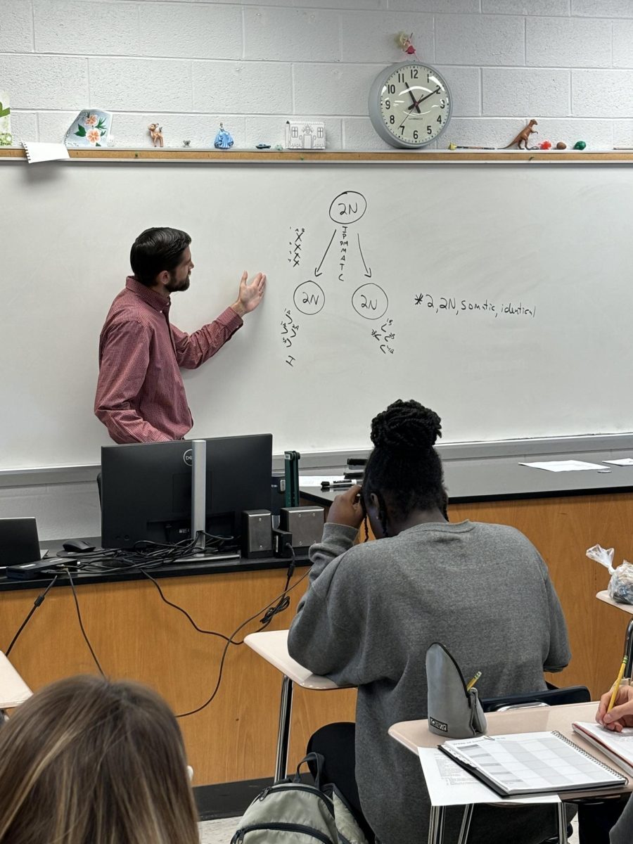 Biology+teacher+Gehrie+Bair+teaches+his+AP+Biology+class.+