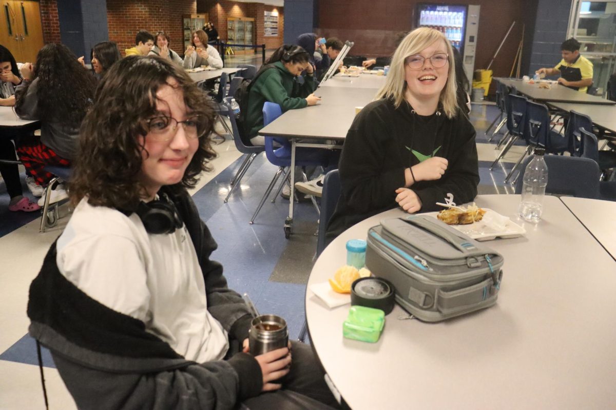 Mae McClay and Kiele Neil enjoying lunch.