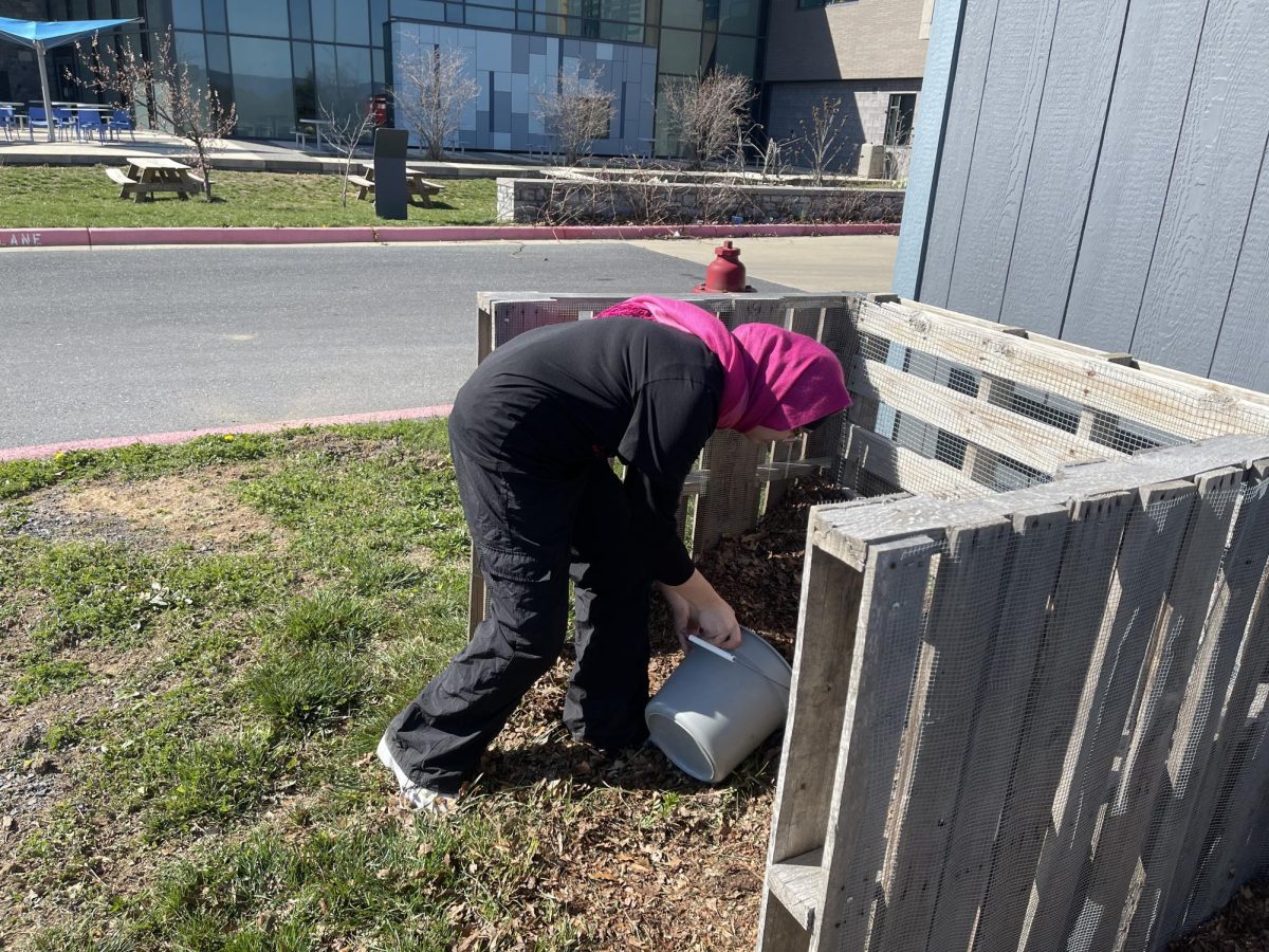 Sophomore Suramanraa Samraai helping members out.