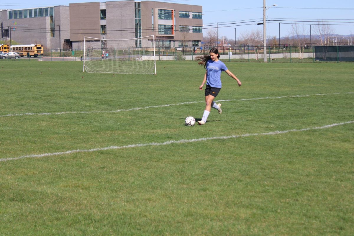 Sophomore Hannah Metzler dribbles down the field.