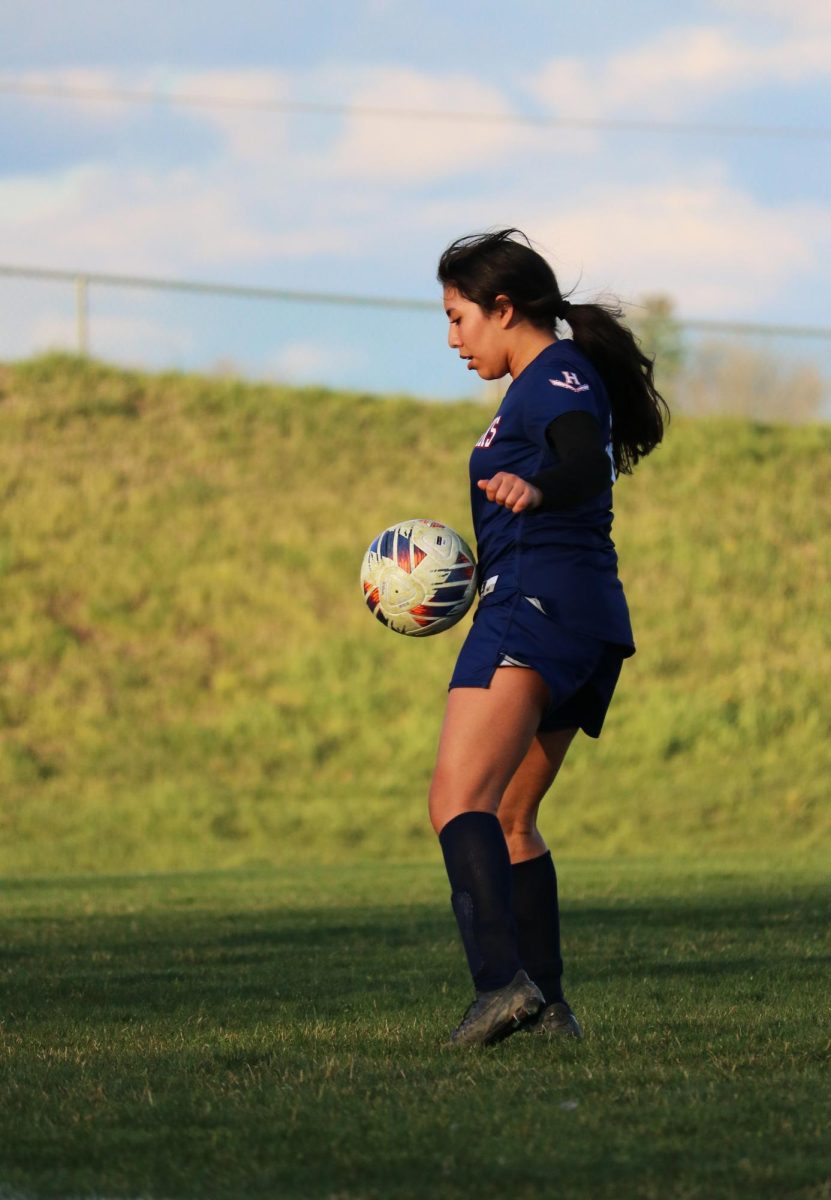 Sophomore Monica Cruz Gonzalez receives the ball. 