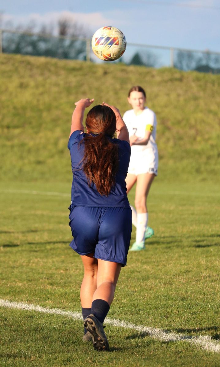 Sophomore Carmen Flores throws in the ball. 