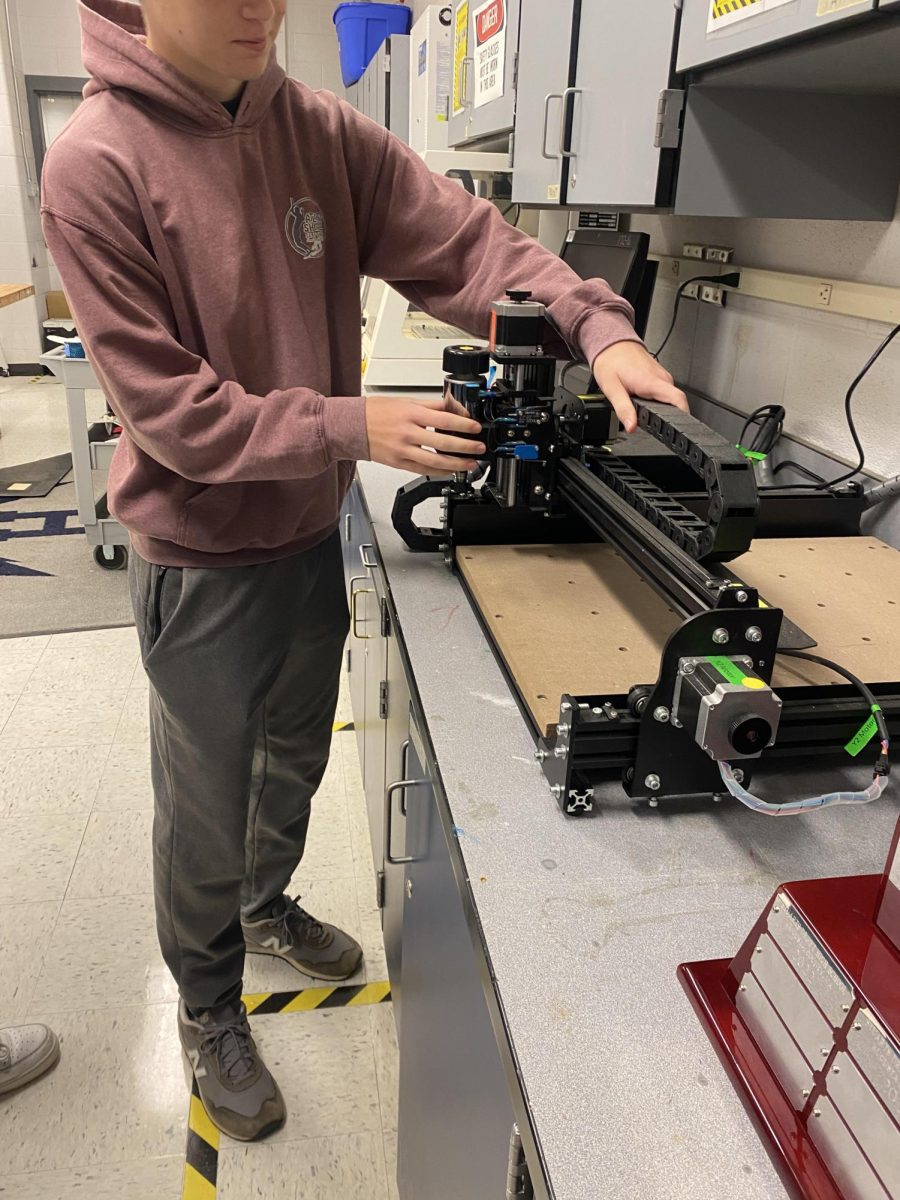 Students demonstrate how to use machines 