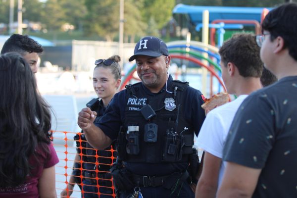 School resource officer talks with students at the Back to School Bash. 