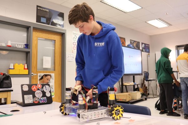 Sophomore Luke Snider focusing on building an extraordinary robot!