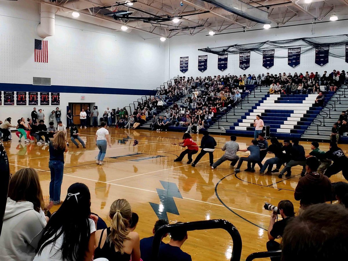 Seniors vs. Sophomores tug-of-war!