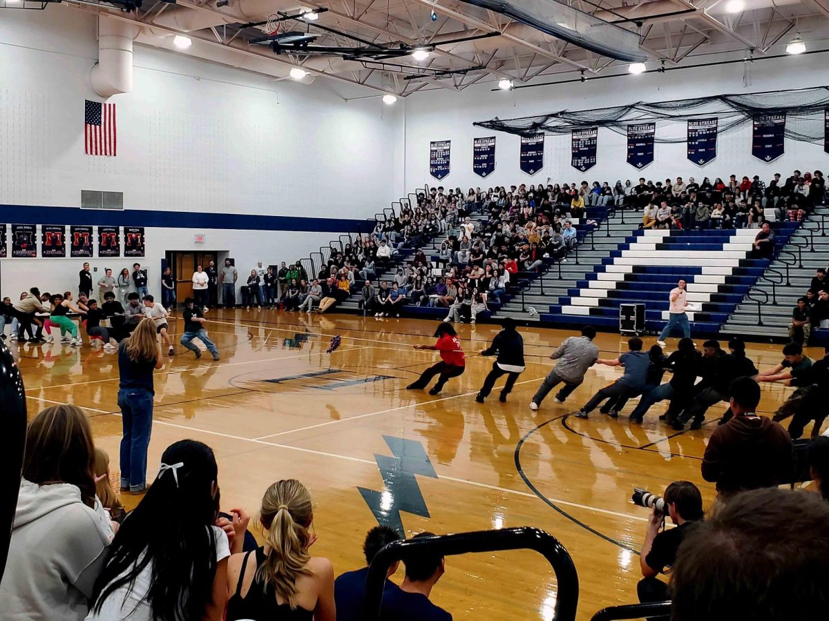 Seniors vs. Sophomores tug-of-war!