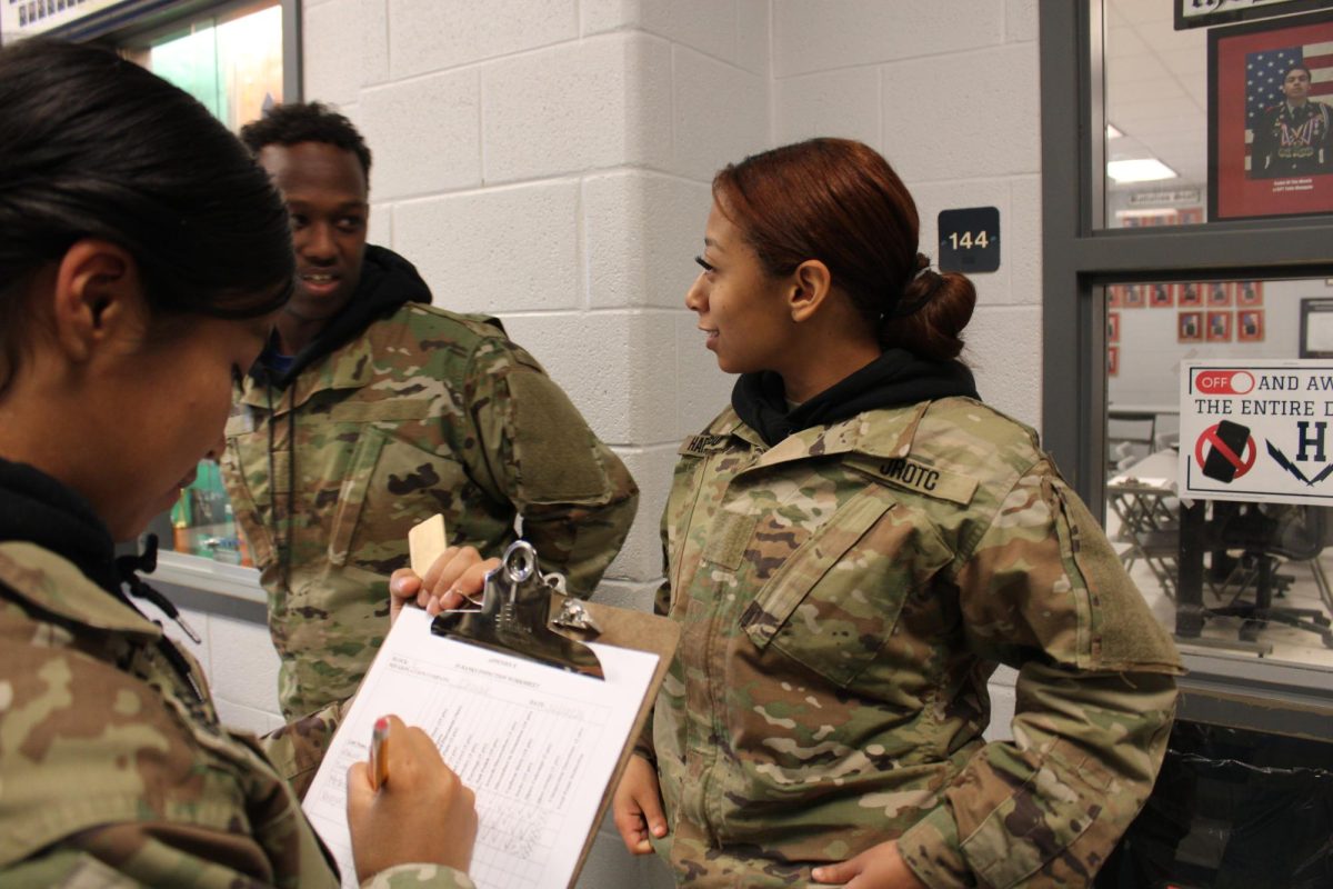 C/1SGT Elana showing her gigline to C/LTC Abril Paiz