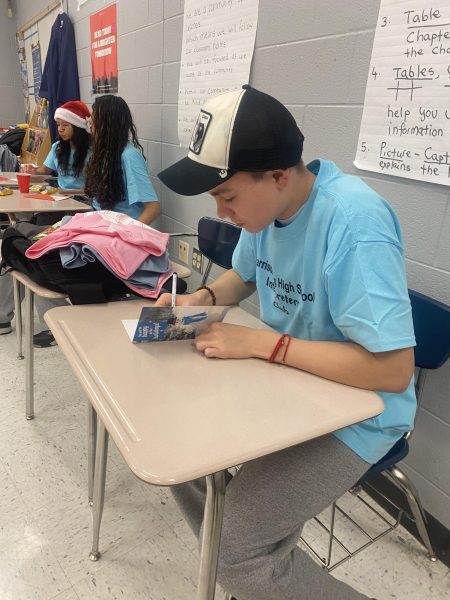 Student in Interpreter's club creates a message for a staff member for the Holiday season.