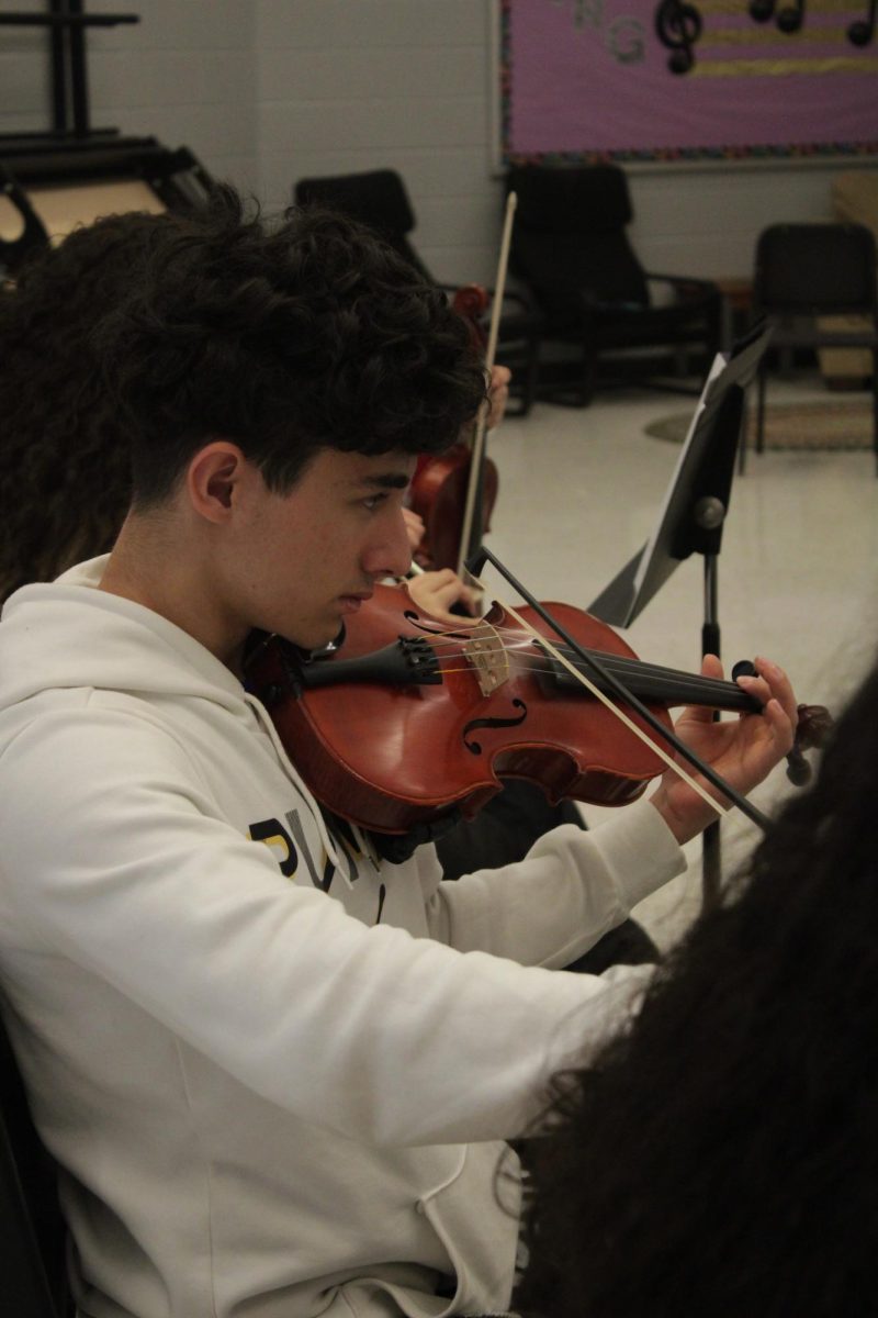 Atilla Cavusoglu-Yalcin playing the violin.