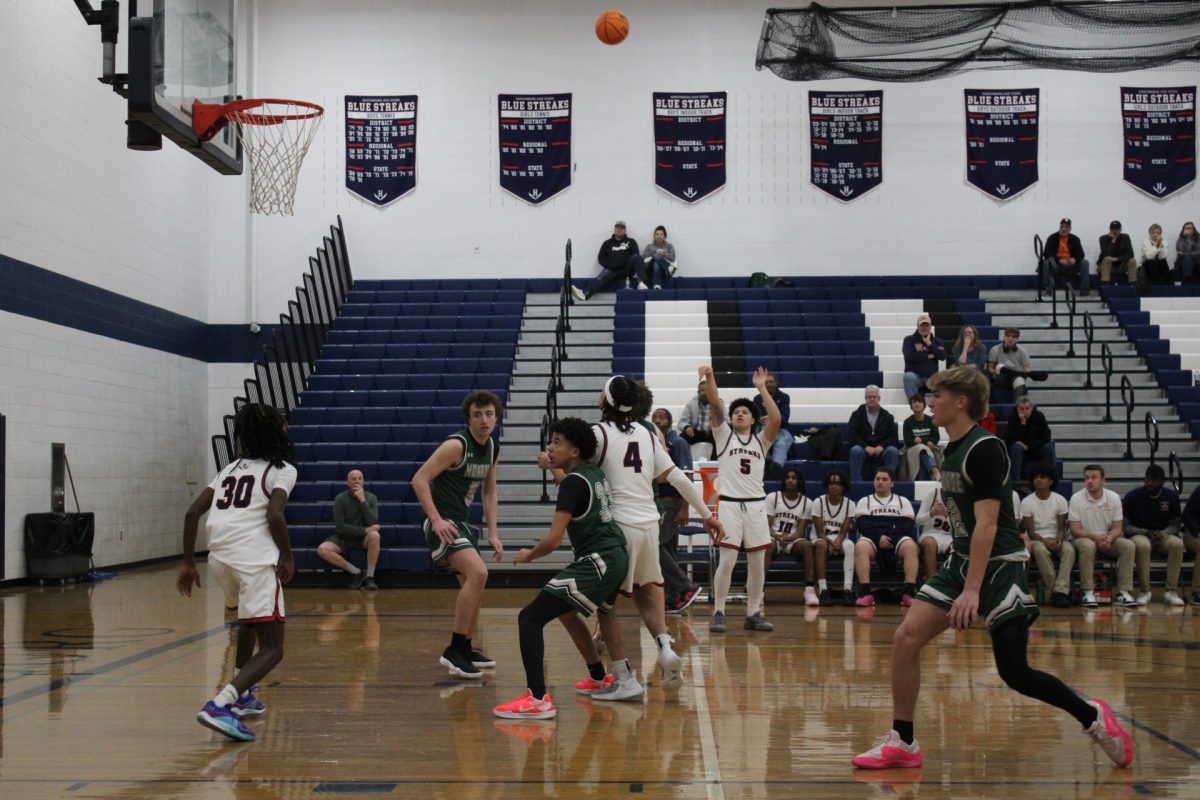 Yandel Robles finds a sport on the court that is free and takes and starts to prepare himself. Robles after having a clear view, concentrates and makes a shot.