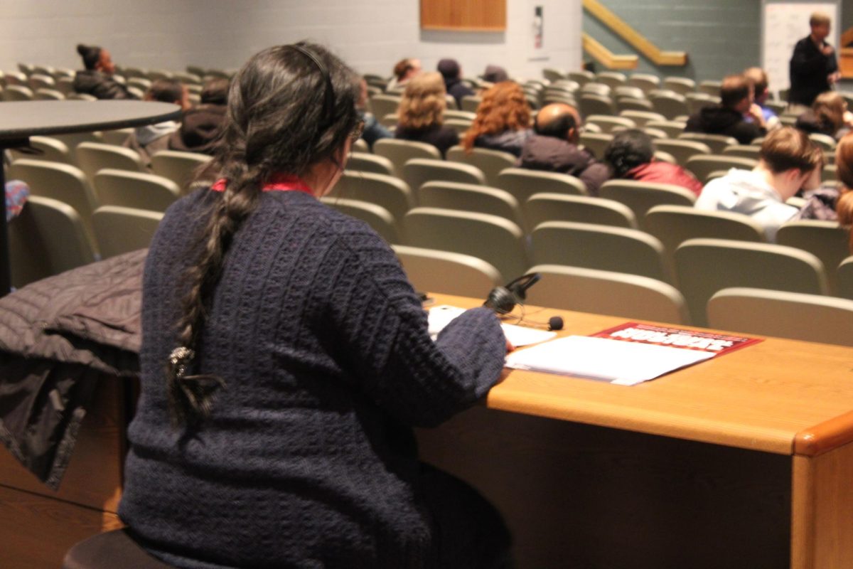 Teacher helps spanish speaking family's with questions during presentation