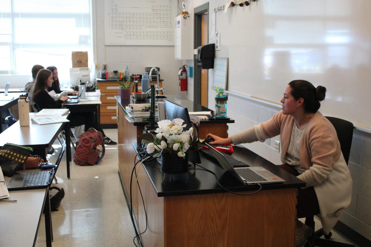 Ms. Cullip discussing with her students. 