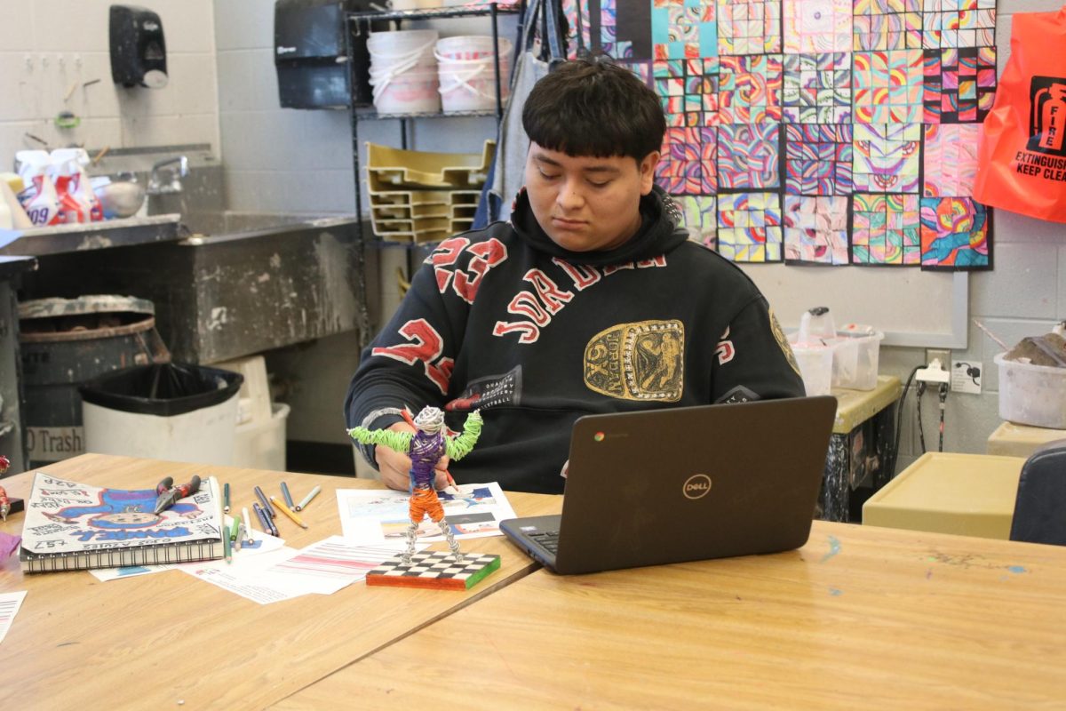 Student reaserching art projects in art class.