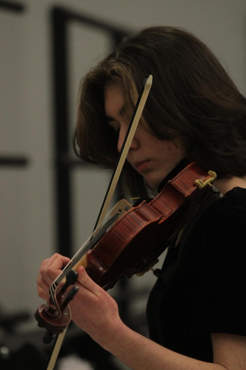 Maryam Karim playing the violin.