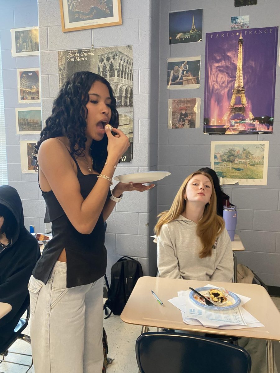 Sophomore Kaycee Tronco-Cordon and Avery Holt eat bread.