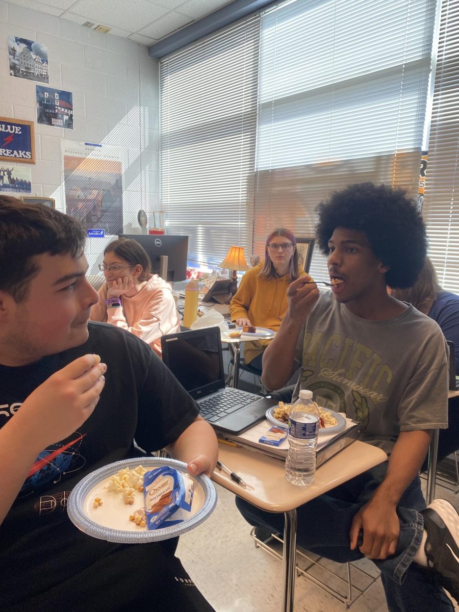 Sophomore Jack Powers and Senior D'shon Green talk while eating food.