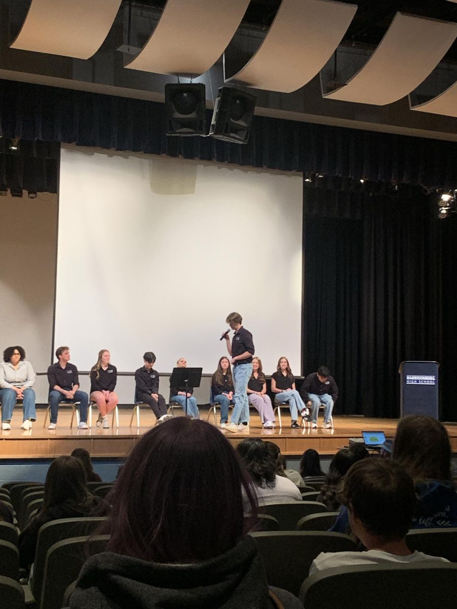 A STEM student explaining the psychology experiment.