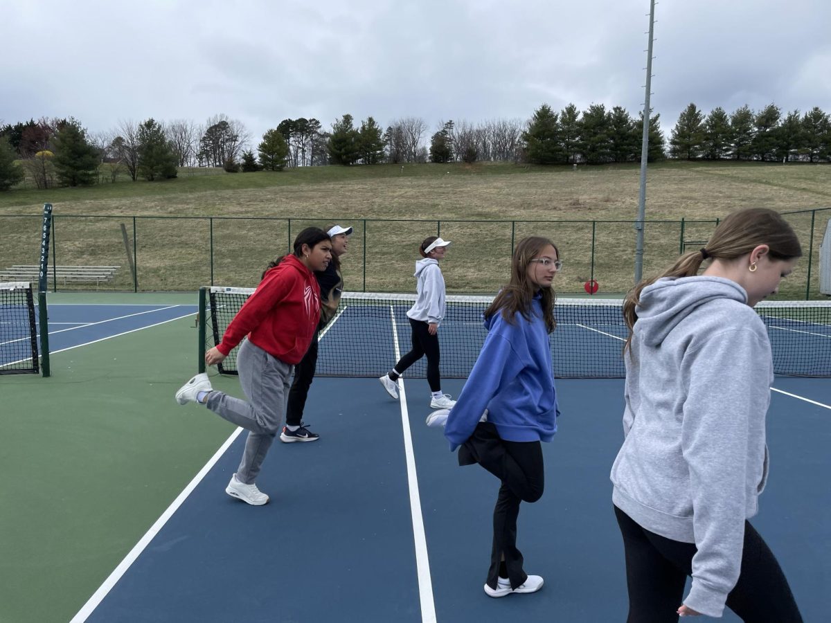 Tennis players warm up using dynamic stretches. 