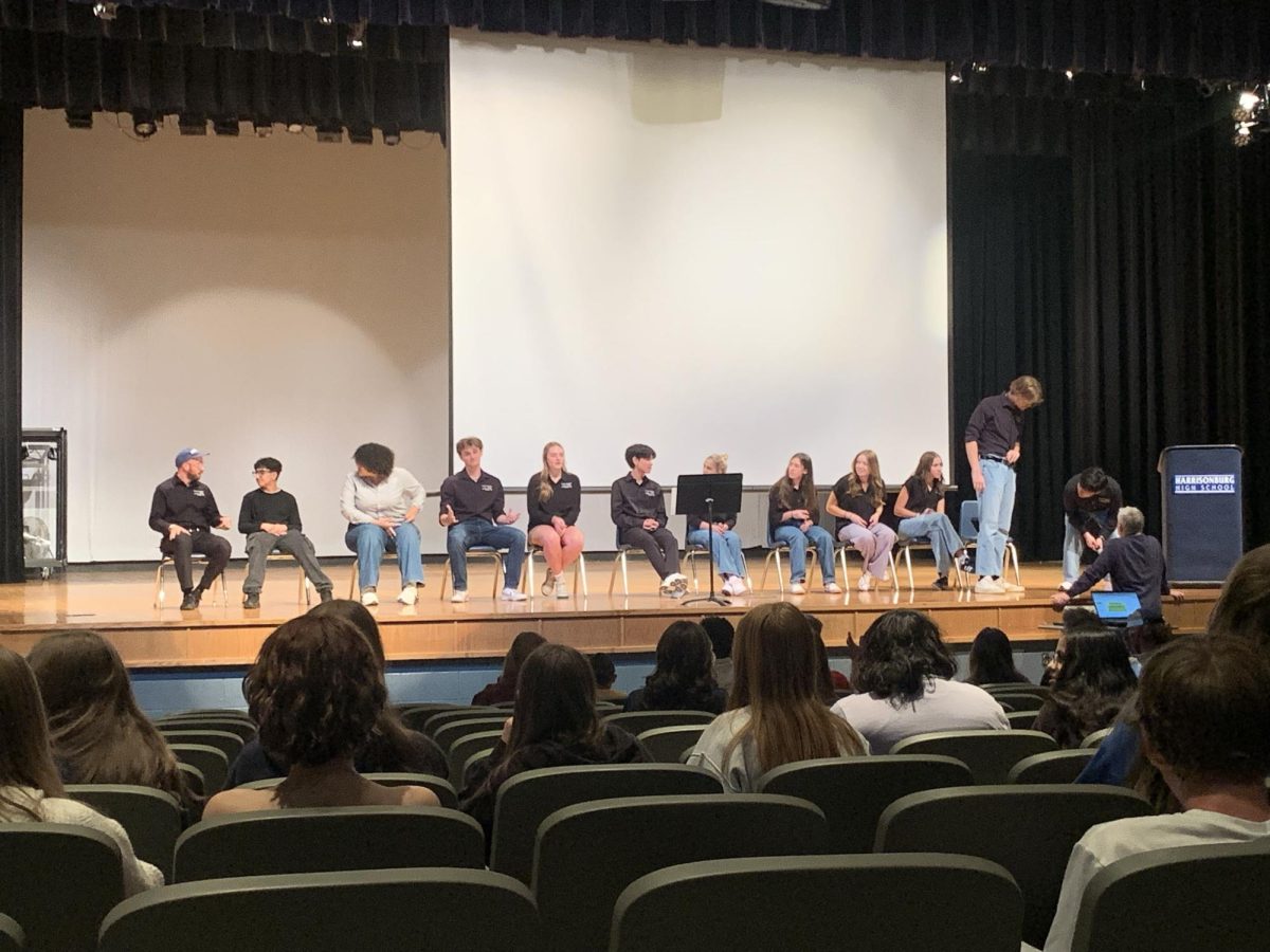 Students engaging in a psychological experiment at the Steminar. 