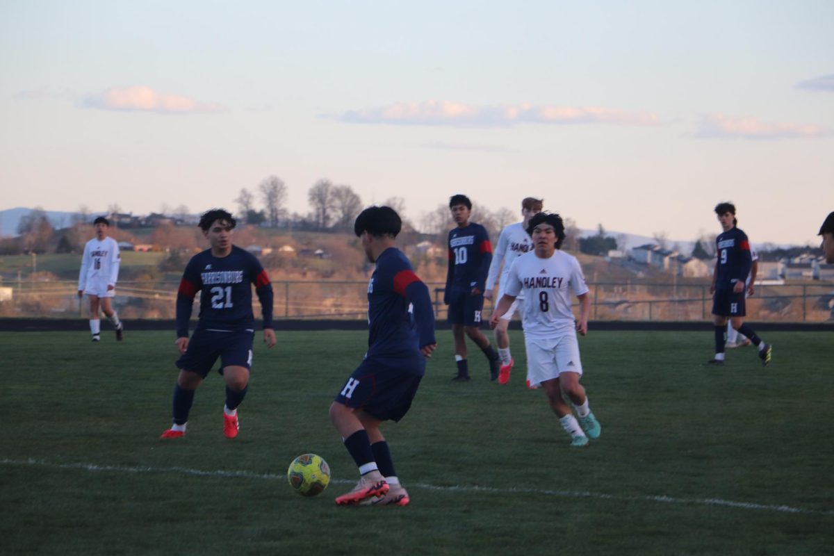 Josue Sontay ready to pass the ball.