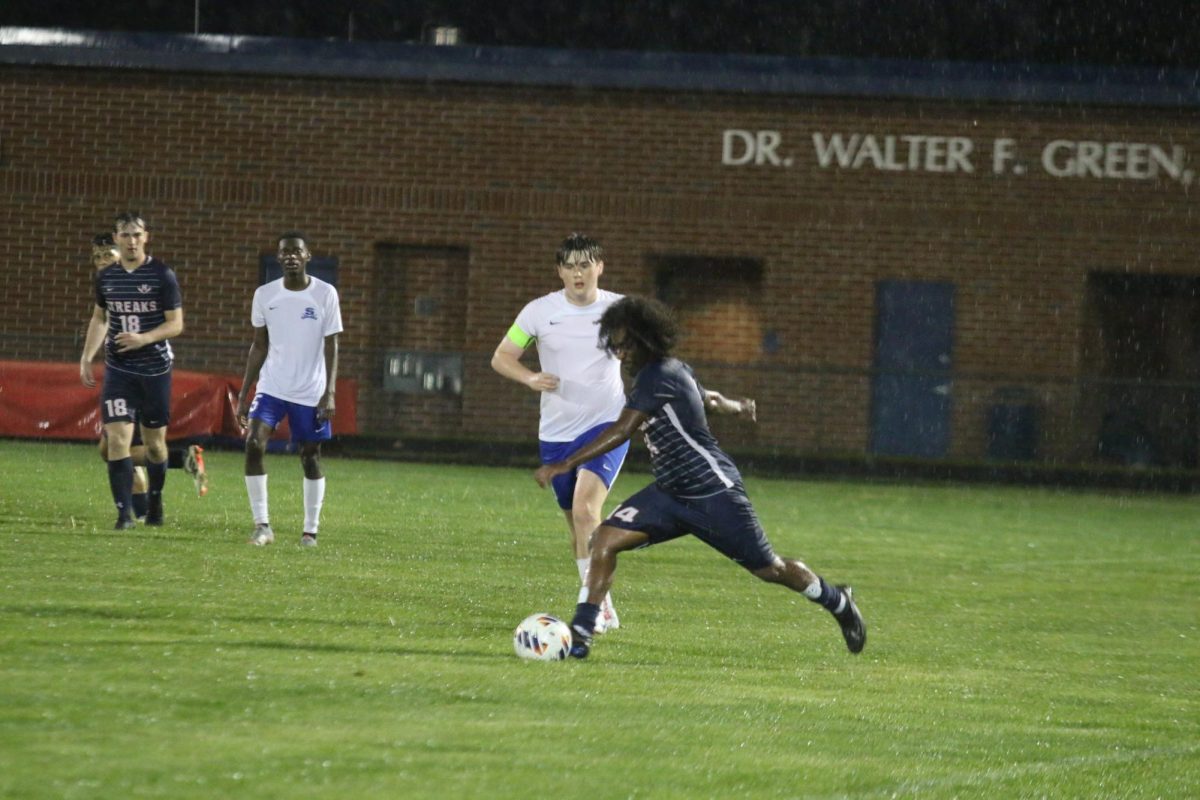 Senior Temesgen Habtemichael is passing the ball to his teamates.
