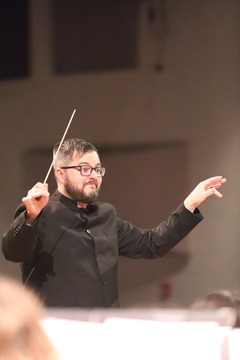 Davis Burt conducts show.
