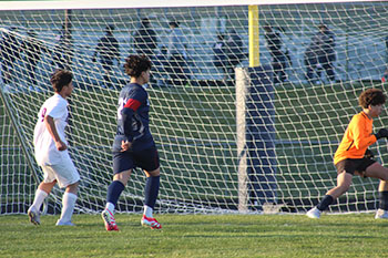 Jeferson Rivera Mazariegos going towards the net.