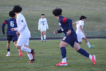 Jeferson rivera Mazariegos running on the field.