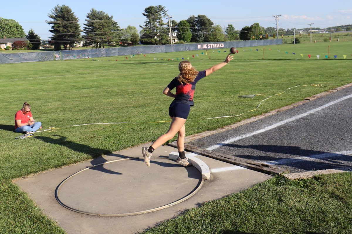 Leah Crawford releasing the shot put.