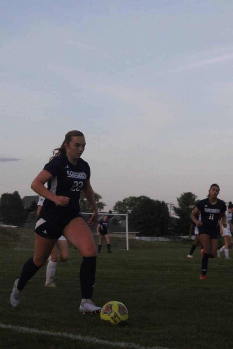Junior Molly Ludwig dribbling the ball